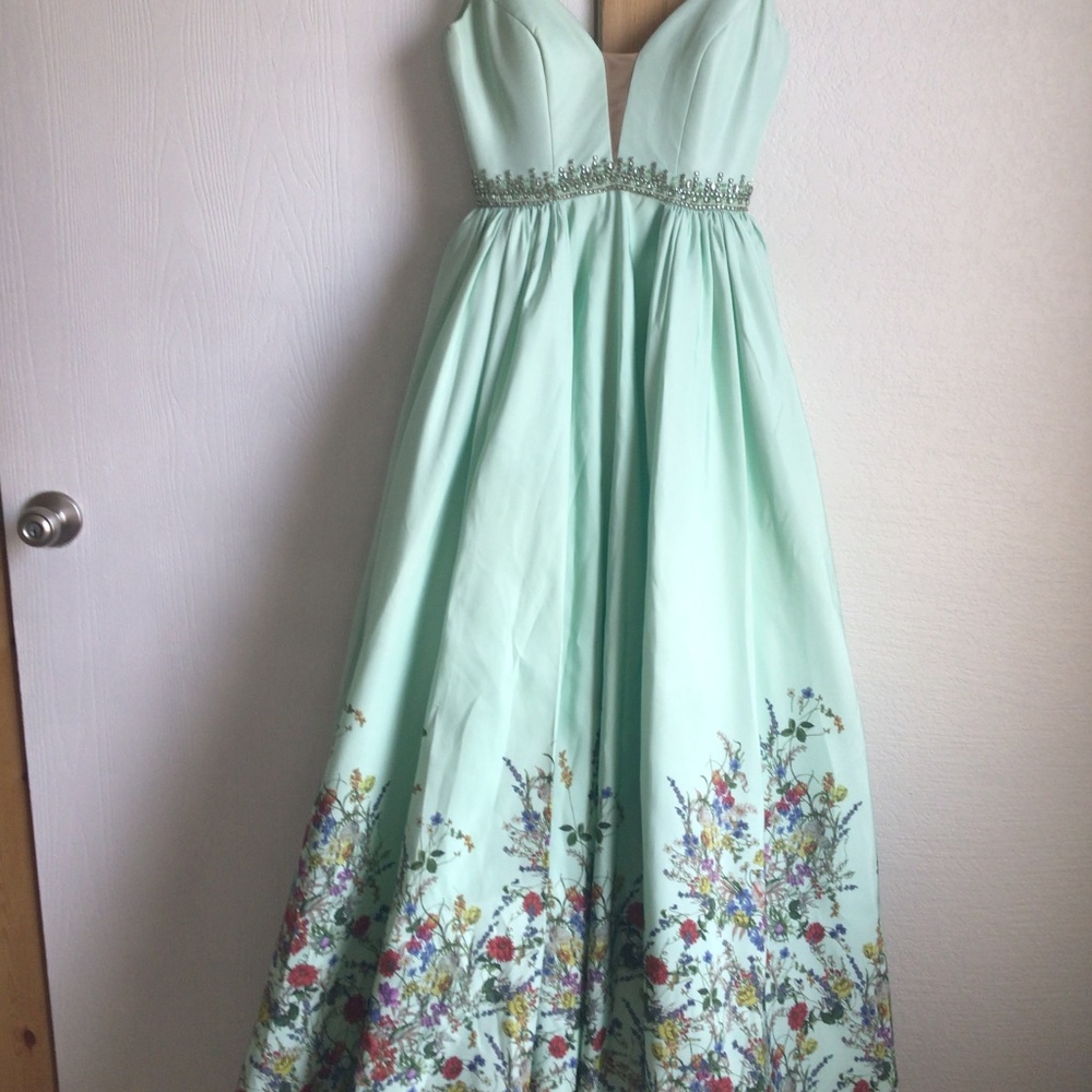 New STunning Sherri Hill prom dress